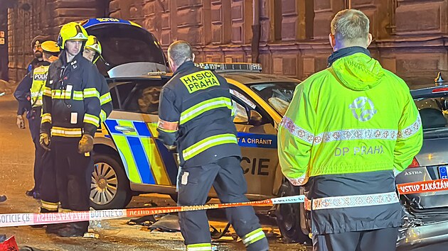 Policejn� v�z se p�i no�n�m pron�sledov�n� tuning��� v centru Prahy srazil s b�n�m autem. (13. z��� 2024)