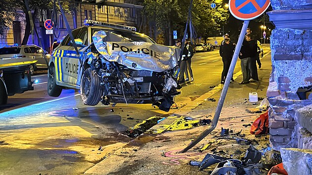 Policejn� v�z se p�i no�n�m pron�sledov�n� tuning��� v centru Prahy srazil s b�n�m autem. (13. z��� 2024)