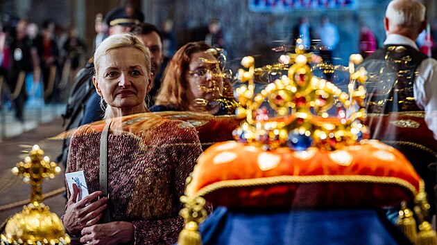 V �ter� r�no se otev�ely dve�e Vladislavsk�ho s�lu Pra�sk�ho s�lu a na v�stavu �esk�ch korunova�n�ch klenot� dorazili prvn� n�v�t�vn�ci. (17. z��� 2024)