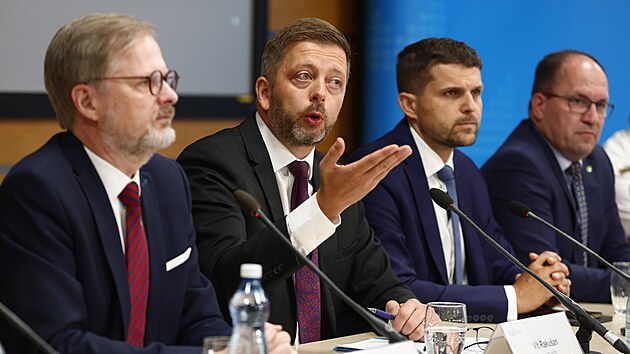 V p�tek dopoledne na pokyn premi�ra Petra Fialy zasedl �st�edn� krizov� �t�b. Na sn�mku hovo�� ministr vnitra V�t Raku�an. (13. z��� 2024)