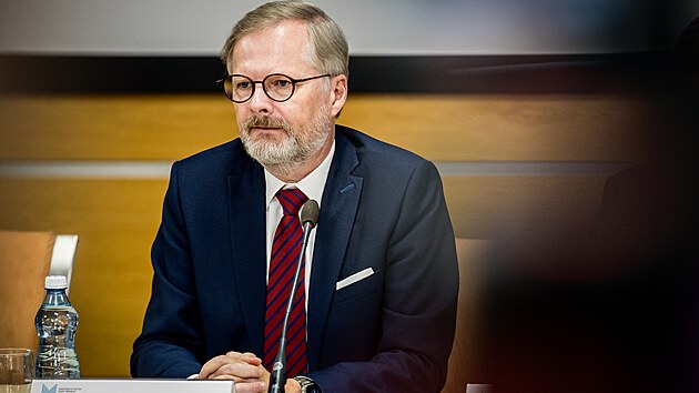 Premi�r Petr Fiala (vlevo) a ministr vnitra V�t Raku�an vystoupili na tiskov� konferenci po zased�n� �st�edn�ho krizov�ho �t�bu. (13. z��� 2024)