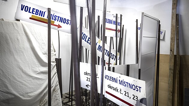 P��prava volebn� m�stnosti v v Leteck�m muzeu Metod�je Vlacha v Mlad� Boleslavi.