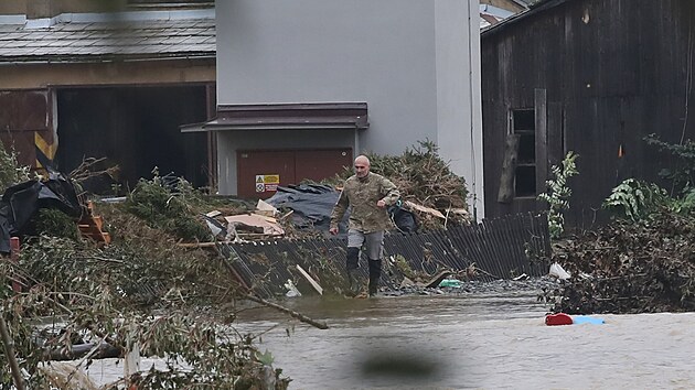 Ztor u Krnova, kde se lid vrac a seznamuj se situac, po t, co odpadla voda. (16. z 2024)