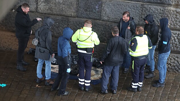 Policie zasahuje na pra�sk�m Ho�ej��m n�b�e��, ve Vltav� se na�lo lidsk� t�lo. (13. z��� 2024)