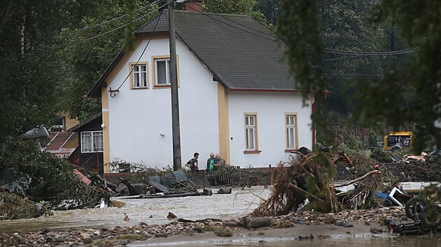 Ztor u Krnova, kde se lid vrac a seznamuj se situac, po t, co odpadla voda. (16. z 2024)