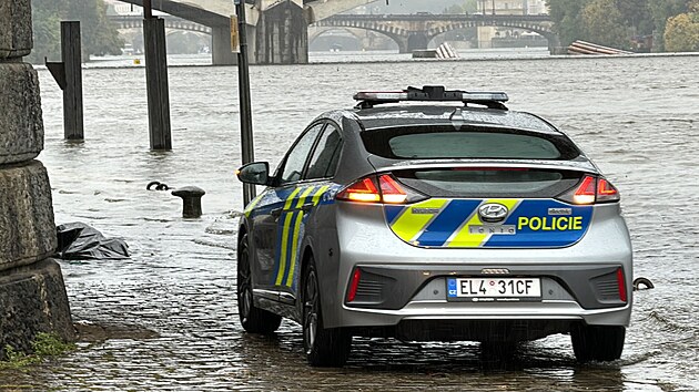 Policie zasahuje na pra�sk�m Ho�ej��m n�b�e��, ve Vltav� se na�lo lidsk� t�lo. (13. z��� 2024)