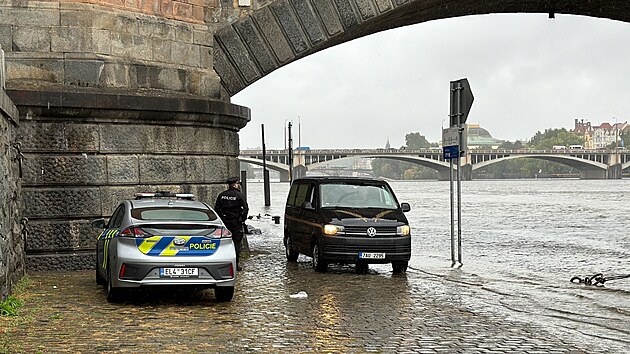 Policie zasahuje na pra�sk�m Ho�ej��m n�b�e��, ve Vltav� se na�lo lidsk� t�lo. (13. z��� 2024)