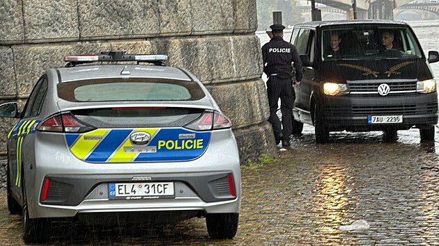 Policie zasahuje na pra�sk�m Ho�ej��m n�b�e��, ve Vltav� se na�lo lidsk� t�lo. (13. z��� 2024)