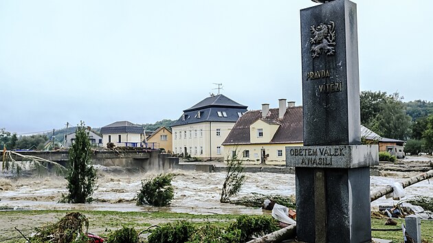 Mikulovice el nsledkm niiv povodn. eka Bl se tu rozlila, msty si nala nov koryto. Vzala zahrady, boila domy, pchala kody na infrastruktue. Mstn zanaj uklzet. (15. z 2024)