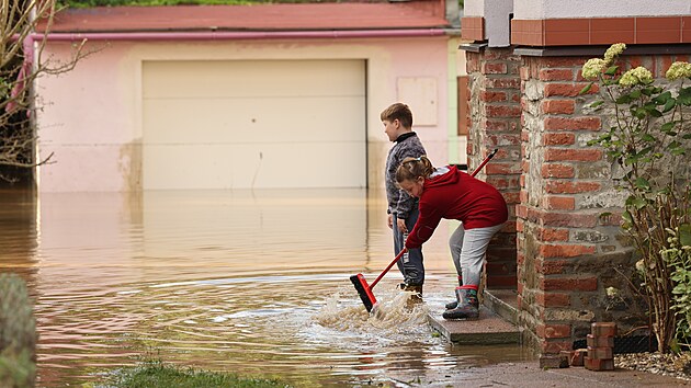 Velmi dramatick povodov situace postihla Krnov na soutoku ek Opava a Opavice. (15. z 2024)