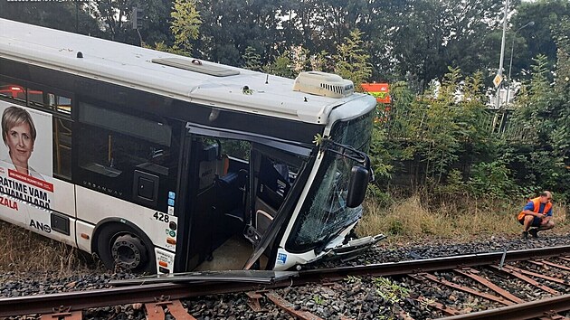 Po stetu s osobnm vozidlem skonil autobus v kolejiti. (19. z 2024)