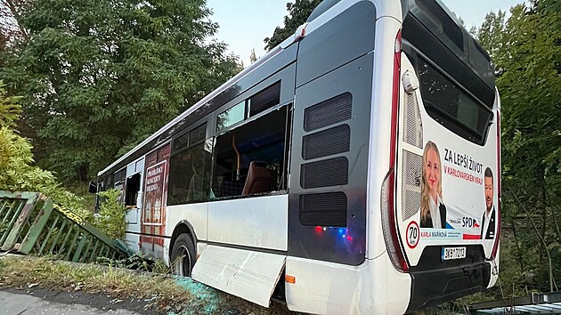 V karlovarsk Horov ulici ve tvrtek rno po nehod sjel autobus ze svahu do elezninho kolejit. (19. z 2024)