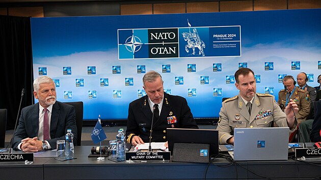 Prezident Petr Pavel, �éf Vojenského výboru NATO Rob Bauer a ná�elník �tábu...