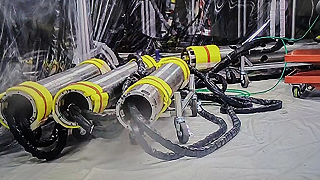 Potrub� pot�ebn� pro instalaci teleskopick�ho za��zen� k z�sk�n� radioaktivn�ch trosek na druh�m bloku jadern� elektr�rny Fuku�ima (22. srpna 2024)