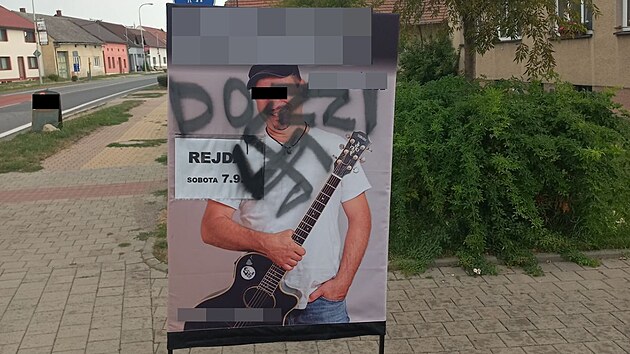 Policist provuj pokozen nkolika pedvolebnch banner s fotkami kandidt v obcch Spytihnv na Zlnsku a Babice na Uherskohradisku. (z 2024)