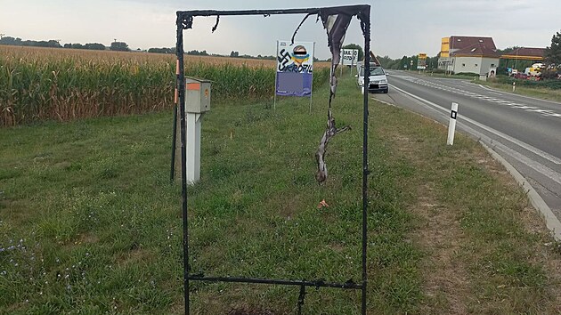 Policist provuj pokozen nkolika pedvolebnch banner s fotkami kandidt v obcch Spytihnv na Zlnsku a Babice na Uherskohradisku. (z 2024)