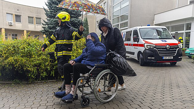 Kvli riziku zaplaven z ky Kotojedky museli hasii evakuovat sto senior z domova v kromsk mstn sti Vany. (14.9.2024)