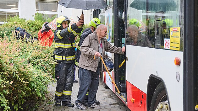 Hasii evakuovali stovku obyvatel domova pro seniory v mstn sti Krom - Vany. Hroz toti zaplaven budovy z ky Kotojedka. (14.9.2024)