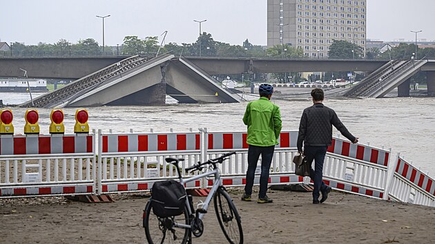 Stoupaj�c� hladina Labe zaplavuje zhroucen� most Carolabr�cke v Dr��anech. (17. z��� 2024)