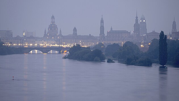 Stoupaj�c� hladina Labe v Dr��anech (17. z��� 2024)