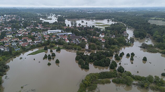 Labe se vylilo z b�eh� v povod�ov�m koryt� mezi dr��ansk�mi �tvrt�mi Kaditz a Mickten. (17. z��� 2024)