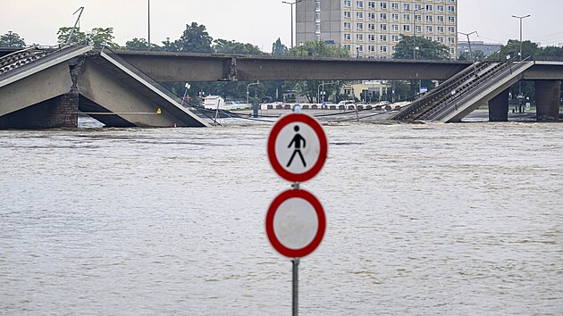 Stoupaj�c� hladina Labe zaplavuje zhroucen� most Carolabr�cke v Dr��anech. (17. z��� 2024)