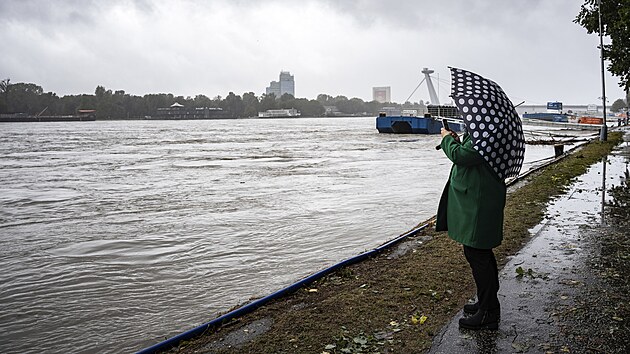 �ena fotografuje vysokou hladinu Dunaje v Bratislav�. (15. z��� 2204)