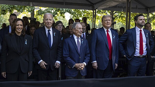 Viceprezidentka Kamala Harrisov�, prezident Joe Biden, b�val� starosta New Yorku Michael Bloomberg, exprezident Donald Trump a jeho kandid�t na viceprezidenta J. D. Vance p�i piet� za ob�ti teroristick�ch �tok� z 11. z��� 2001 v New Yorku (11. z��� 2024)