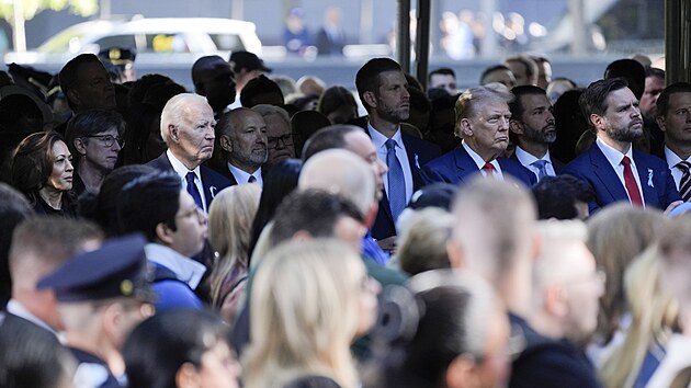 Viceprezidentka Kamala Harrisov�, prezident Joe Biden, b�val� starosta New Yorku Michael Bloomberg, exprezident Donald Trump a jeho kandid�t na viceprezidenta J. D. Vance p�i piet� za ob�ti teroristick�ch �tok� z 11. z��� 2001 v New Yorku (11. z��� 2024)