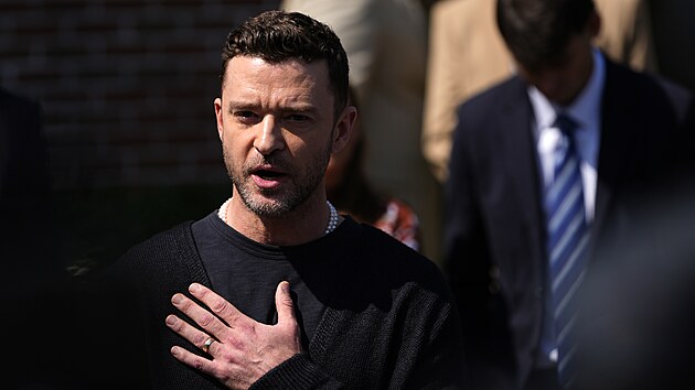 Americký zp�vák a herec Justin Timberlake se dostavil k soudu ve m�st� Sag...