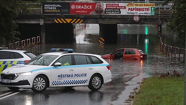 Zatopen podjezd v Ostrav - Pvozu na Marinskohorsk ulici. Ve velk vod se u utopil jeden osobn automobil.  (14. z 2024)