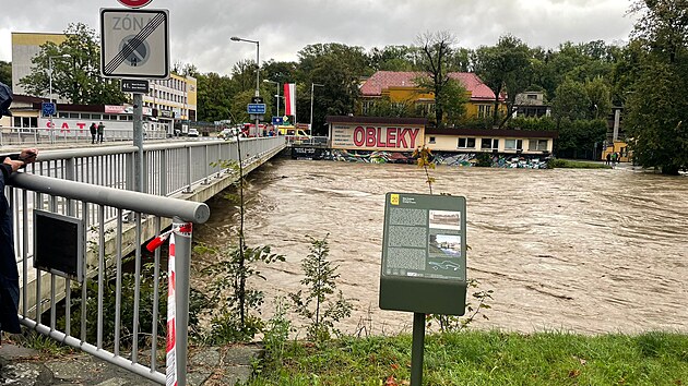 eka Ole pod jednm z esko-polskch hraninch most v eskm Tn. (15. z 2024)