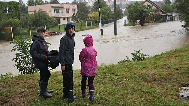 Situace ve Splavn ulici u potoka Porubky v Ostrav - Porub byla stle vce kritick a asi dvacet lid se proto muselo evakuovat. (14. z 2024)