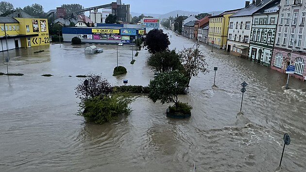 Osmdes�t procent Krnova zalila voda ze dvou �ek. Na fotografii jindy velmi frekventovan� Revolu�n� ulice. (15. z��� 2024)