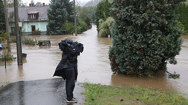 Obec Ztor na Bruntlsku potrpily povodn u nkolikrt. A ani letoek nen vjimkou, piem eka Opava stle stoup. (14. z 2024)