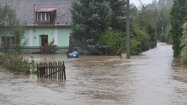 Obec Ztor na Bruntlsku potrpily povodn u nkolikrt. A ani letoek nen vjimkou, piem eka Opava stle stoup. (14. z 2024)