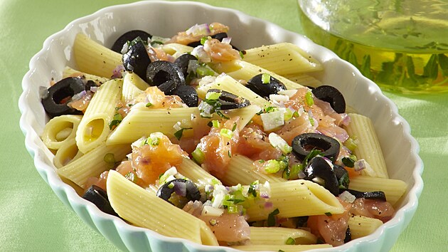 Tstoviny s uzeným lososem a olivami