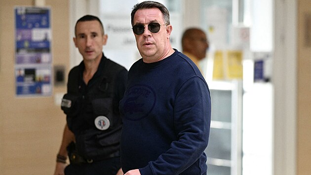 Syn Gisèle a Dominiqua Pelicotov�ch David. Jeho otec stoj� u francouzsk�ho soudu za to, �e l�ta potaj� zn�sil�oval jeho matku a dovoloval to i des�tk�m dal��ch mu��. (10. z��� 2024)