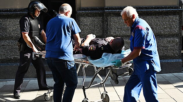 Rusk� policie a z�chran��i na m�st� st�elby u kancel��e rusk�ho internetov�ho prodejce Wildberries v centru Moskvy (18. z��� 2024)