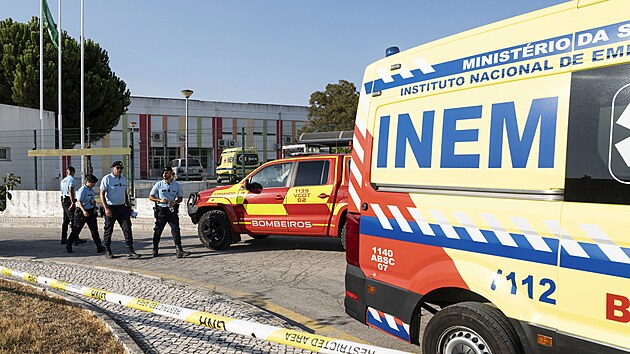 Dvan�ctilet� chlapec napadl no�em sv� spolu��ky ve �kole v portugalsk�m m�st� Azambuja. (17. z��� 2024)