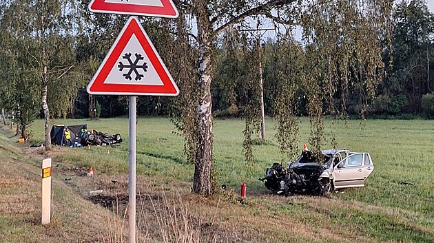 Po elnm stetu skonila ob auta mimo silnici na louce.