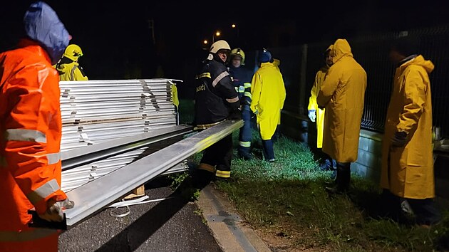 Jirskovo nbe u Vltavy v Budjovicch u chrn protipovodov stna. Stavba zaala u v noci na ptek. 