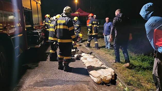 Dobrovoln hasii pomhali stavt stny z pytl s pskem u Male v eskch Budjovicch.