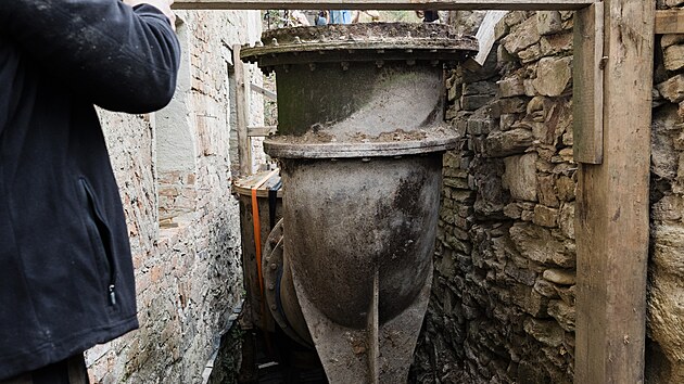 Amatrt historici ze Spolku Continuum Vitae vyzvedli pomoc jebu na povrch uniktn Girardovu turbnu, kter se destky let skrvala pod zem u Borkovcova mlna v Lomnici na Brnnsku. (11.9.2024)