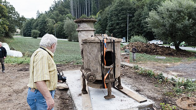 Amatrt historici ze Spolku Continuum Vitae vyzvedli pomoc jebu na povrch uniktn Girardovu turbnu, kter se destky let skrvala pod zem u Borkovcova mlna v Lomnici na Brnnsku. (11.9.2024)