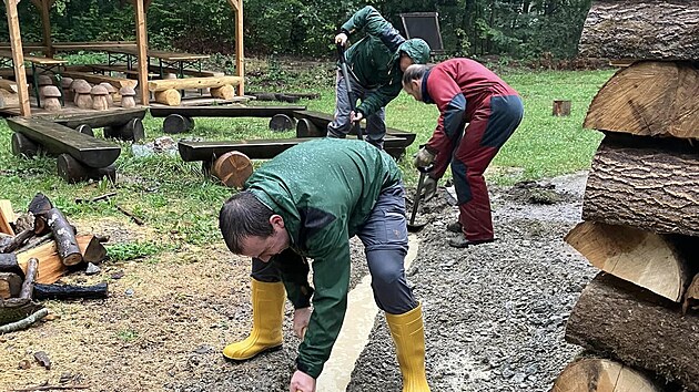 Zamstnanci Domu prody v Moravskm krasu dr hldky a provdj opaten, aby velk voda nepronikla do budovy. Ta se stle pln nevzpamatovala z ervnovch pvalovch de.