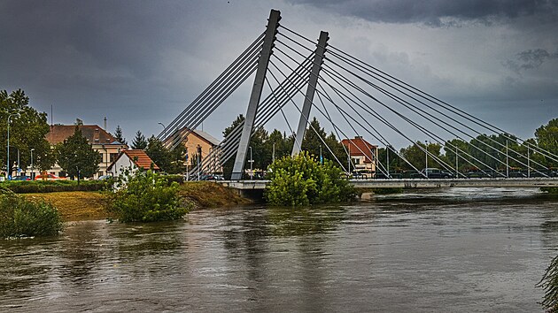 Hladina �eky Svratky vystoupala v �idlochovic�ch na Brn�nsku na nebezpe�nou �rove�, ale i d�ky ned�vno otev�en�mu povod�ov�mu parku nezp�sobila v�t�� �kody. (z��� 2024)