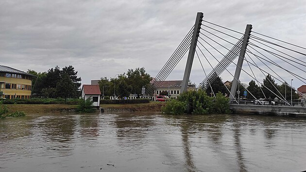 Hladina eky Svratky vystoupala v idlochovicch na Brnnsku na nebezpenou rove, ale i dky nedvno otevenmu povodovmu parku nezpsobila vt kody.