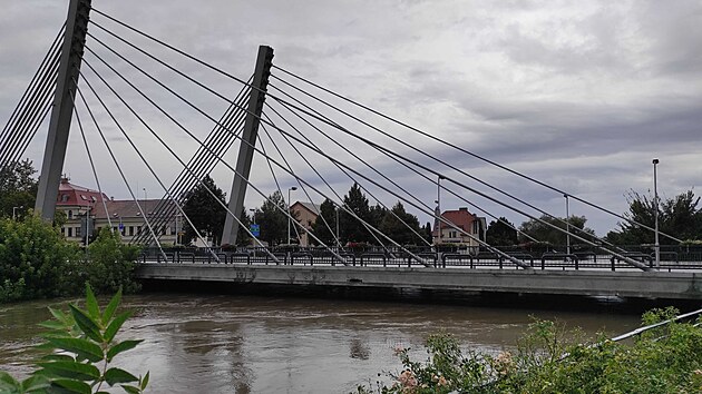 Hladina eky Svratky vystoupala v idlochovicch na Brnnsku na nebezpenou rove, ale i dky nedvno otevenmu povodovmu parku nezpsobila vt kody.