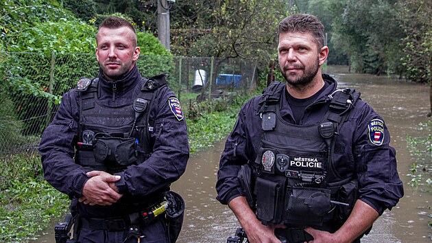 Brnnt strnci Daniel Hrub (vlevo) a Petr ermk 
v nedli 15.9.2024 zachrnili vyerpanho mue z rozvodnn Svitavy.